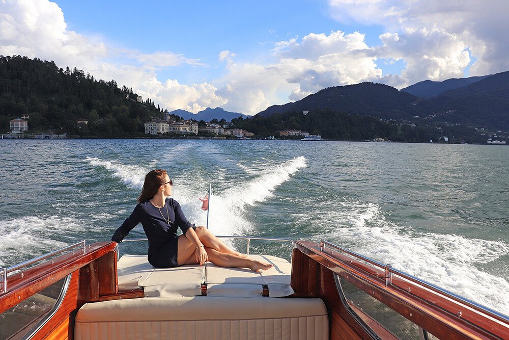 Mulher relaxando na lancha no Lago de Como