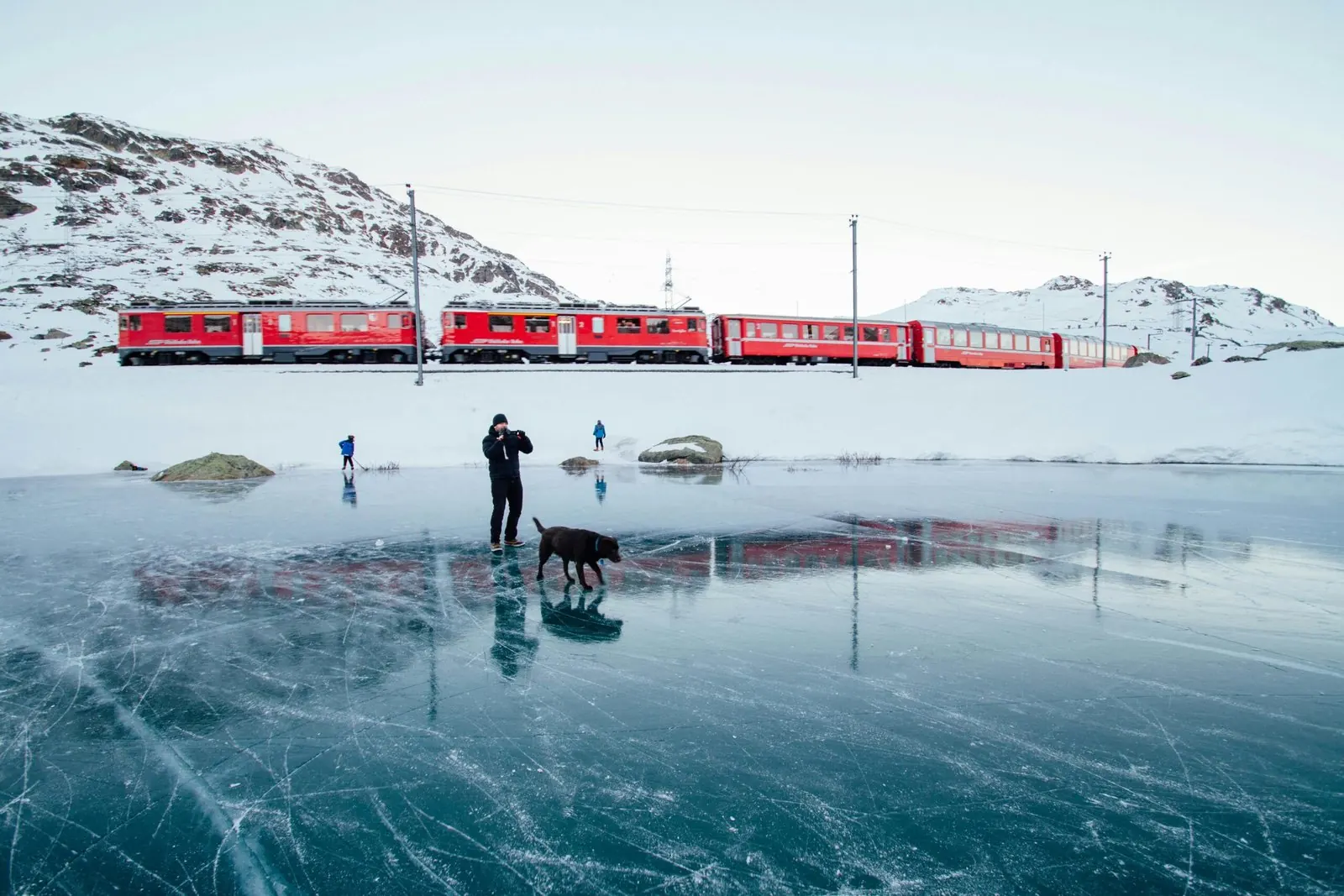 Bernina Express junto ao Lago Bianco
