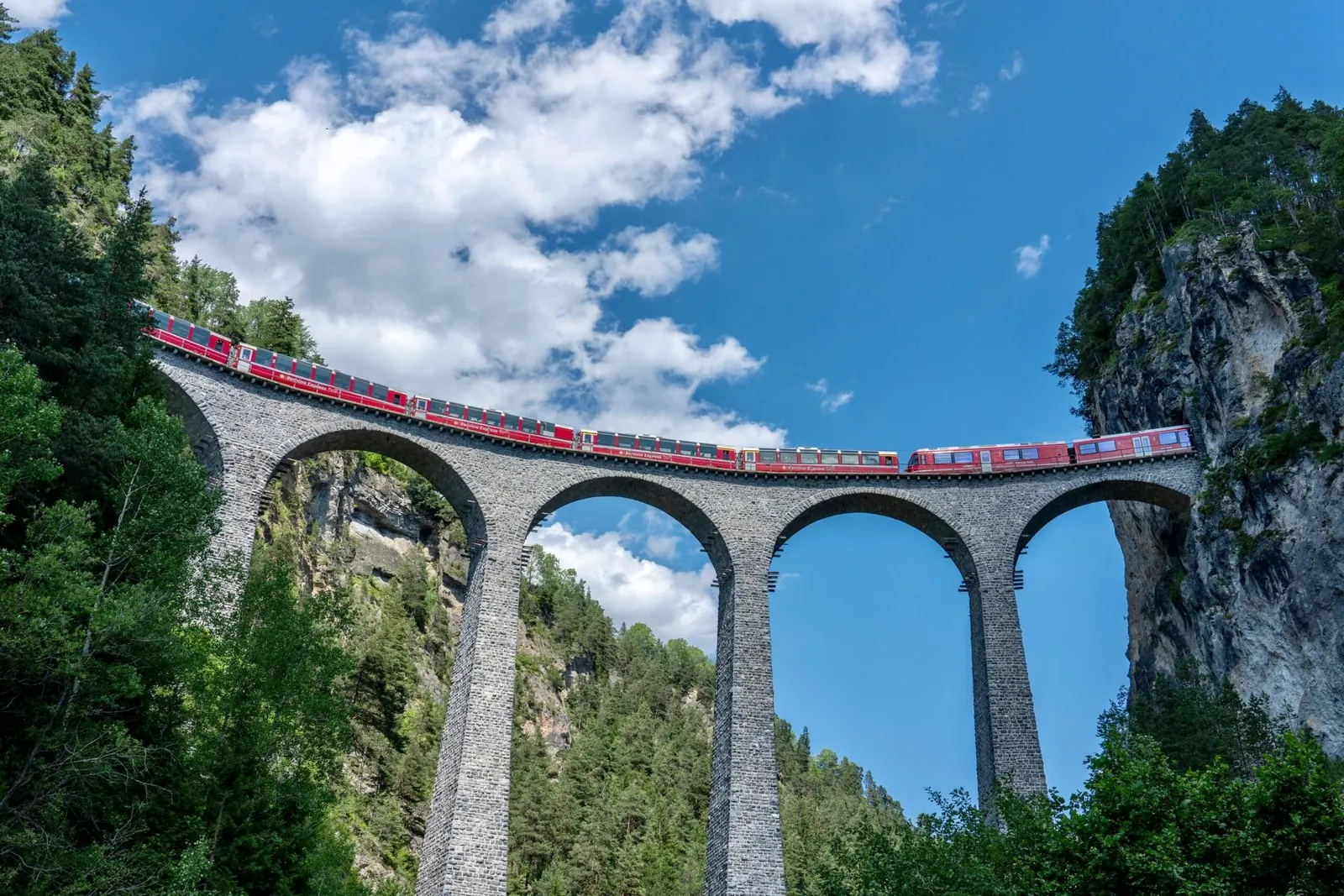 Bernina Express no viaduto de Brusio