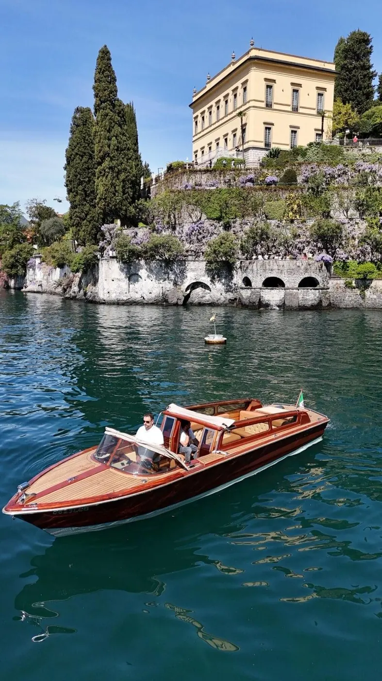 Lancha clássica no Lago de Como
